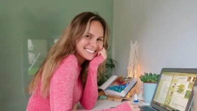 This 27-year-old quit her job ‘with no backup plan.’ Now she makes $10,000 per month freelancing on Fiverr