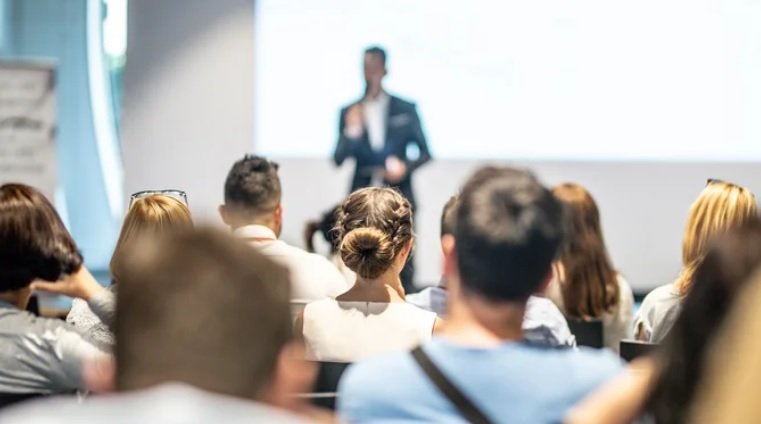 5 Straightforward Ways to Become a Better Public Speaker This Year